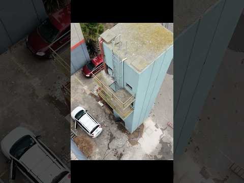 Vista aérea con dron de un trabajo real de limpieza y reparación de tanques de agua en Mar del Plata